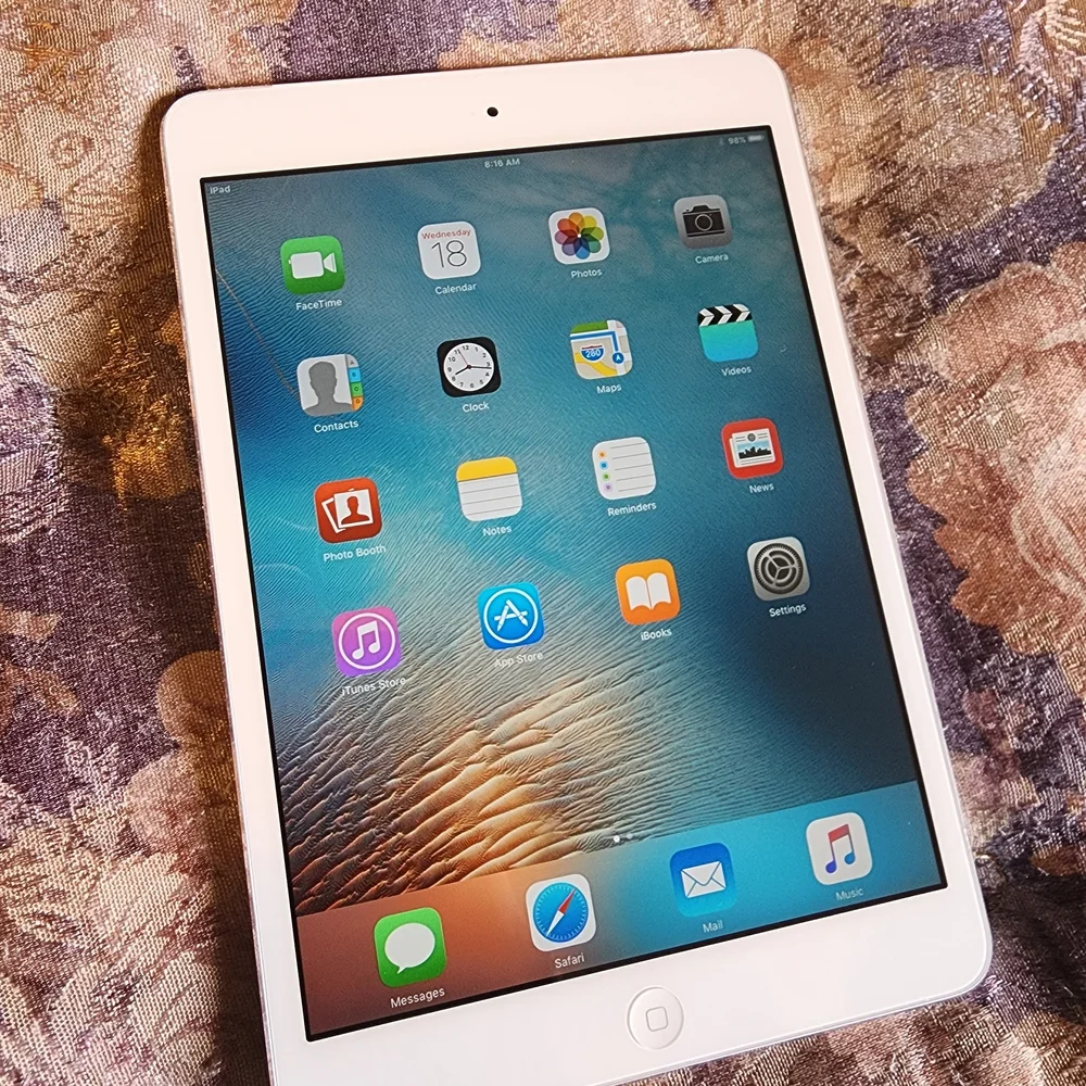 Apple iPad Mini (Silver) - Compact Tablet